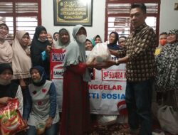 HUT Ke-7 Lampung Street News Bagikan Sembako kepada Warga Gotong Royong