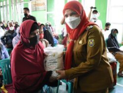 Pemkot Bersama Baznas Kota Bandarlampung Memberikan Bantuan Beras Sebanyak 120 ton di 20 Kecamatan