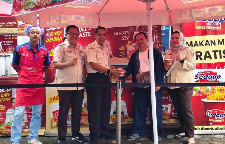 Samsat Rajabasa bagi-bagi mie instant