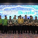 Pemprov Lampung Ajak Ikatan Da'i Indonesia Perkuat Dakwah dan Pemberdayaan Umat Harapan tersebut disampaikan Gubernur Lampung Rahmat Mirzani Djausal melalui sambutan yang dibacakan oleh Pelaksana Tugas Kepala Biro Administrasi Pimpinan (Adpim) Pemprov Lampung, Fiter Rahmawan, saat menghadiri pelantikan dan pengukuhan Pengurus Daerah IKADI Kota Bandar Lampung periode 2026–2031. Kegiatan berlangsung di Balai Keratun Lantai III, Komplek Kantor Gubernur Lampung, Minggu (15/2/2026). Pengukuhan pengurus tersebut dilaksanakan berdasarkan Surat Keputusan Pengurus Wilayah IKADI Provinsi Lampung Nomor 01/SKEP/PW-IKADI/1447 Hijriah tentang Pengangkatan Pengurus Daerah IKADI Kota Bandar Lampung. Prosesi pelantikan dan pengukuhan secara resmi dilakukan oleh Ketua PW IKADI Provinsi Lampung, H. Repianto. Dalam sambutannya, Gubernur Mirza menyampaikan apresiasi setinggi-tingginya kepada seluruh keluarga besar IKADI atas terlaksananya pelantikan pengurus daerah IKADI Kota Bandar Lampung masa bakti 2026–2031. Menurutnya, momentum ini sangat penting mengingat IKADI merupakan mitra strategis pemerintah dalam pembangunan karakter dan moral bangsa. Sejalan dengan tema kegiatan “Menguatkan Peran Da’i sebagai Penggerak Pemberdayaan Umat”, Gubernur Mirza menegaskan bahwa peran para da’i sangat krusial. Para da’i tidak hanya bertugas menyampaikan risalah agama, tetapi juga diharapkan menjadi teladan dan motor penggerak dalam menjaga kondusivitas daerah, menangkal paham radikalisme, serta mempererat ukhuwah Islamiyah di tengah masyarakat Lampung. Melalui sambutannya, Gubernur Mirza berharap IKADI dapat terus bersinergi dengan pemerintah dalam mewujudkan masyarakat yang tidak hanya cerdas secara spiritual, tetapi juga mandiri secara ekonomi. “Optimalisasi potensi umat melalui pemberdayaan harus menjadi prioritas kita bersama untuk membangun kemandirian bangsa menuju peradaban madani,” ujarnya. Menutup sambutannya, Gubernur Mirza mengucapkan selamat bekerja dan selamat mengemban amanah kepada Ketua PD IKADI Kota Bandar Lampung terpilih, Triono, beserta seluruh jajaran pengurus yang baru dilantik. “Semoga Allah SWT senantiasa memberikan bimbingan dan kekuatan dalam menjalankan tugas dakwah ini,” tutupnya. Sementara itu, Ketua PW IKADI Provinsi Lampung, H. Repianto, menyampaikan bahwa pengukuhan pengurus daerah ini merupakan momentum penting bagi perkembangan dakwah di Kota Bandar Lampung. “Pelantikan pengurus daerah IKADI Kota Bandar Lampung periode 2026–2031 bukan sekadar seremonial, melainkan tonggak estafet perjuangan,” ujarnya. Ia menambahkan bahwa tantangan dakwah ke depan semakin kompleks, seiring pesatnya perkembangan teknologi dan dinamika moral masyarakat. Oleh karena itu, IKADI diharapkan mampu hadir sebagai penyejuk dan pemberi solusi atas berbagai persoalan umat. “Saya berharap pengurus yang baru dilantik segera menyusun program kerja yang menyentuh akar rumput, menguatkan kemandirian ekonomi umat, dan tetap menjaga ukhuwah Islamiyah di atas segalanya,” pungkasnya. Di akhir kegiatan, Plt. Kepala Biro Adpim Provinsi Lampung Fiter Rahmawan bersama Ketua PW IKADI Provinsi Lampung menyampaikan ucapan selamat kepada seluruh pengurus IKADI Kota Bandar Lampung yang baru dilantik. Selain pelantikan dan pengukuhan pengurus, kegiatan ini juga dirangkai dengan diskusi publik keumatan bertema “Optimalisasi Potensi Umat dalam Membangun Kemandirian Bangsa menuju Peradaban Madani”. Acara turut dihadiri Asisten Bidang Pemerintahan dan Kesejahteraan Rakyat Kota Bandar Lampung, Dewan Pakar PW IKADI Provinsi Lampung, MUI Lampung, organisasi kemasyarakatan Islam, Lembaga Amil Zakat Nasional (Laznas), serta Forum Takmir Masjid se-Kota Bandar Lampung. Jika ingin: dipadatkan ±15–20% untuk kebutuhan rilis cepat, atau disesuaikan dengan gaya feature keumatan, tinggal bilang, saya r