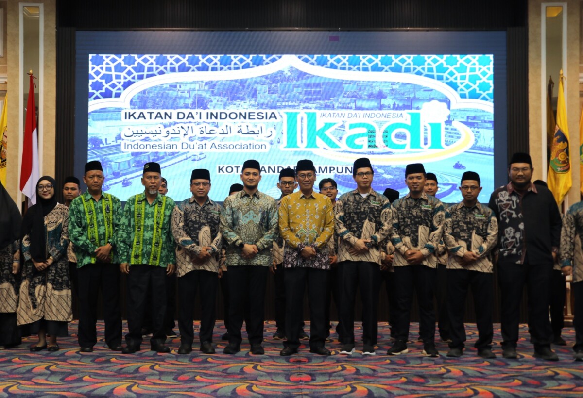 Pemprov Lampung Ajak Ikatan Da'i Indonesia Perkuat Dakwah dan Pemberdayaan Umat Harapan tersebut disampaikan Gubernur Lampung Rahmat Mirzani Djausal melalui sambutan yang dibacakan oleh Pelaksana Tugas Kepala Biro Administrasi Pimpinan (Adpim) Pemprov Lampung, Fiter Rahmawan, saat menghadiri pelantikan dan pengukuhan Pengurus Daerah IKADI Kota Bandar Lampung periode 2026–2031. Kegiatan berlangsung di Balai Keratun Lantai III, Komplek Kantor Gubernur Lampung, Minggu (15/2/2026). Pengukuhan pengurus tersebut dilaksanakan berdasarkan Surat Keputusan Pengurus Wilayah IKADI Provinsi Lampung Nomor 01/SKEP/PW-IKADI/1447 Hijriah tentang Pengangkatan Pengurus Daerah IKADI Kota Bandar Lampung. Prosesi pelantikan dan pengukuhan secara resmi dilakukan oleh Ketua PW IKADI Provinsi Lampung, H. Repianto. Dalam sambutannya, Gubernur Mirza menyampaikan apresiasi setinggi-tingginya kepada seluruh keluarga besar IKADI atas terlaksananya pelantikan pengurus daerah IKADI Kota Bandar Lampung masa bakti 2026–2031. Menurutnya, momentum ini sangat penting mengingat IKADI merupakan mitra strategis pemerintah dalam pembangunan karakter dan moral bangsa. Sejalan dengan tema kegiatan “Menguatkan Peran Da’i sebagai Penggerak Pemberdayaan Umat”, Gubernur Mirza menegaskan bahwa peran para da’i sangat krusial. Para da’i tidak hanya bertugas menyampaikan risalah agama, tetapi juga diharapkan menjadi teladan dan motor penggerak dalam menjaga kondusivitas daerah, menangkal paham radikalisme, serta mempererat ukhuwah Islamiyah di tengah masyarakat Lampung. Melalui sambutannya, Gubernur Mirza berharap IKADI dapat terus bersinergi dengan pemerintah dalam mewujudkan masyarakat yang tidak hanya cerdas secara spiritual, tetapi juga mandiri secara ekonomi. “Optimalisasi potensi umat melalui pemberdayaan harus menjadi prioritas kita bersama untuk membangun kemandirian bangsa menuju peradaban madani,” ujarnya. Menutup sambutannya, Gubernur Mirza mengucapkan selamat bekerja dan selamat mengemban amanah kepada Ketua PD IKADI Kota Bandar Lampung terpilih, Triono, beserta seluruh jajaran pengurus yang baru dilantik. “Semoga Allah SWT senantiasa memberikan bimbingan dan kekuatan dalam menjalankan tugas dakwah ini,” tutupnya. Sementara itu, Ketua PW IKADI Provinsi Lampung, H. Repianto, menyampaikan bahwa pengukuhan pengurus daerah ini merupakan momentum penting bagi perkembangan dakwah di Kota Bandar Lampung. “Pelantikan pengurus daerah IKADI Kota Bandar Lampung periode 2026–2031 bukan sekadar seremonial, melainkan tonggak estafet perjuangan,” ujarnya. Ia menambahkan bahwa tantangan dakwah ke depan semakin kompleks, seiring pesatnya perkembangan teknologi dan dinamika moral masyarakat. Oleh karena itu, IKADI diharapkan mampu hadir sebagai penyejuk dan pemberi solusi atas berbagai persoalan umat. “Saya berharap pengurus yang baru dilantik segera menyusun program kerja yang menyentuh akar rumput, menguatkan kemandirian ekonomi umat, dan tetap menjaga ukhuwah Islamiyah di atas segalanya,” pungkasnya. Di akhir kegiatan, Plt. Kepala Biro Adpim Provinsi Lampung Fiter Rahmawan bersama Ketua PW IKADI Provinsi Lampung menyampaikan ucapan selamat kepada seluruh pengurus IKADI Kota Bandar Lampung yang baru dilantik. Selain pelantikan dan pengukuhan pengurus, kegiatan ini juga dirangkai dengan diskusi publik keumatan bertema “Optimalisasi Potensi Umat dalam Membangun Kemandirian Bangsa menuju Peradaban Madani”. Acara turut dihadiri Asisten Bidang Pemerintahan dan Kesejahteraan Rakyat Kota Bandar Lampung, Dewan Pakar PW IKADI Provinsi Lampung, MUI Lampung, organisasi kemasyarakatan Islam, Lembaga Amil Zakat Nasional (Laznas), serta Forum Takmir Masjid se-Kota Bandar Lampung. Jika ingin: dipadatkan ±15–20% untuk kebutuhan rilis cepat, atau disesuaikan dengan gaya feature keumatan, tinggal bilang, saya r