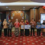 Wagub Jihan Serahkan SK Pensiun dan Lepas Purnabakti Kadisbun Intizam