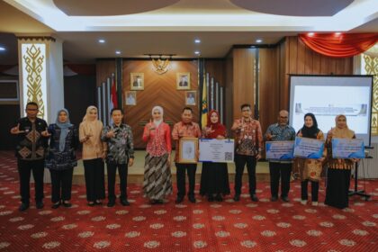 Wagub Jihan Serahkan SK Pensiun dan Lepas Purnabakti Kadisbun Intizam