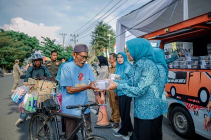 Aksi Ramadan TP PKK Lampung, Batin Wulan Bagikan Takjil untuk Masyarakat