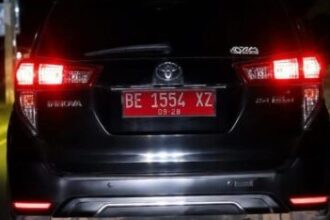 Mobil Plat Merah Diduga Milik Instansi di Pesisir Barat Viral Usai Terekam Nganar di Tanggamus