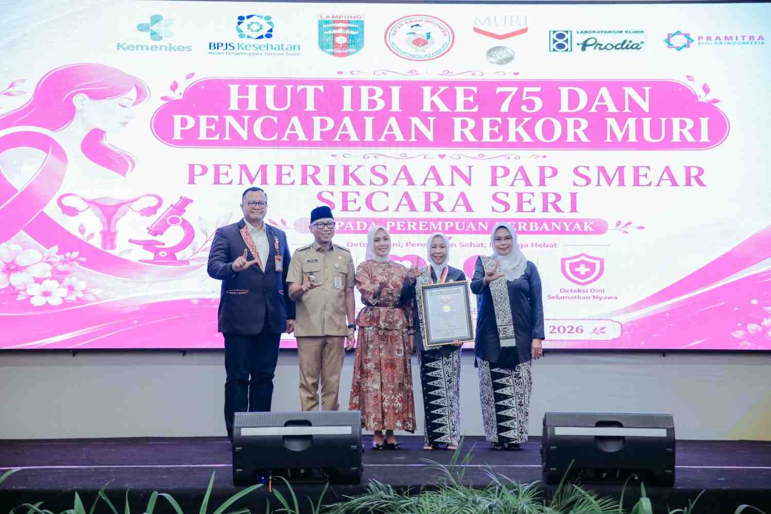 Peringati HUT IBI ke-75, Bidan Lampung Cetak Rekor MURI Lewat Pemeriksaan Pap Smear Massal