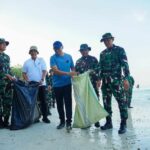 Gotong Royong Massal di Pantai Pasir Putih, Gubernur Mirza Tekankan Perubahan Perilaku Menurut Mirza, upaya menjaga kebersihan harus tumbuh menjadi kebiasaan dan karakter masyarakat Lampung agar mampu menciptakan lingkungan yang bersih, sehat, dan nyaman secara berkelanjutan. "Yang paling penting bukan tentang instruksinya, tapi bagaimana kita mengubah kebiasaan. Ingin menjaga kebersihan itu adalah bagian dari sifat-sifat kita, orang Lampung," ujar Gubernur. Ia menilai gotong royong massal bukan sekadar kegiatan seremonial, tetapi menjadi sarana membangun kesadaran kolektif masyarakat untuk menjaga kebersihan kawasan pesisir sebagai aset bersama. Gubernur mengatakan, kawasan pantai merupakan salah satu identitas Provinsi Lampung sekaligus daya tarik utama sektor pariwisata. Karena itu, kebersihan dan keindahan pesisir harus dijaga secara konsisten oleh seluruh elemen masyarakat. "Ketika orang menyebut Lampung, selain gajah, tentu yang diingat adalah pantai. Seluruh orang datang berwisata ke Lampung alasannya adalah melihat pantai," katanya. Menurut Mirza, penataan kawasan pesisir menjadi bagian dari visi "Bersama Lampung Maju Menuju Indonesia Emas 2045." Ia menegaskan bahwa kemajuan daerah tidak hanya diukur dari pembangunan fisik, tetapi juga dari kualitas lingkungan dan budaya masyarakat. "Lampung bukan hanya maju di bidang infrastruktur. Tapi Lampung harus bersih, pesisirnya terjaga dengan indah, lingkungannya harus aman," tegasnya. Ia berharap semangat gotong royong yang dibangun melalui Gerakan Radin Inten Asri mampu melahirkan masyarakat yang kompak, sehat, serta memiliki kepedulian tinggi terhadap lingkungan. Nilai tersebut sejalan dengan filosofi ASRI, yakni Aman, Sehat, Resik, dan Indah. Dalam kesempatan itu, Gubernur juga mengapresiasi sinergi Pemerintah Provinsi Lampung bersama Kodam XXI/Radin Inten dalam penataan kawasan Pantai Pasir Putih. "Terima kasih kepada Pak Pangdam telah merevitalisasi Pasir Putih agar kembali menjadi kebanggaan masyarakat Provinsi Lampung seperti 20 hingga 30 tahun yang lalu," ujarnya. Sementara itu, Pangdam XXI/Radin Inten Mayjen TNI Kristomei Sianturi menyatakan TNI siap mendukung berbagai program pemerintah daerah yang bertujuan meningkatkan kualitas lingkungan dan kesejahteraan masyarakat. Menurutnya, lingkungan yang bersih tidak hanya berdampak pada kesehatan masyarakat, tetapi juga meningkatkan daya tarik pariwisata dan aktivitas ekonomi di kawasan pesisir. Ia berharap revitalisasi kawasan yang kini dikenal sebagai Radin Inten Beach dapat menghidupkan kembali fungsi pantai sebagai ruang publik yang nyaman, destinasi wisata unggulan, serta pusat kegiatan masyarakat. Kegiatan gotong royong tersebut diikuti jajaran Forkopimda Provinsi Lampung, Sekretaris Daerah Provinsi Lampung Marindo Kurniawan, unsur perguruan tinggi, dunia usaha, komunitas, dan masyarakat yang bersama-sama membersihkan kawasan Pantai Pasir Putih. Melalui kegiatan ini, Pemerintah Provinsi Lampung berharap gerakan menjaga kebersihan tidak berhenti pada aksi gotong royong semata, tetapi menjadi perubahan perilaku yang mengakar dalam kehidupan masyarakat sehingga kawasan pesisir tetap bersih, indah, dan mampu mendukung kemajuan pariwisata serta kualitas hidup warga Lampung.