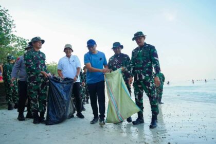 Gotong Royong Massal di Pantai Pasir Putih, Gubernur Mirza Tekankan Perubahan Perilaku Menurut Mirza, upaya menjaga kebersihan harus tumbuh menjadi kebiasaan dan karakter masyarakat Lampung agar mampu menciptakan lingkungan yang bersih, sehat, dan nyaman secara berkelanjutan. "Yang paling penting bukan tentang instruksinya, tapi bagaimana kita mengubah kebiasaan. Ingin menjaga kebersihan itu adalah bagian dari sifat-sifat kita, orang Lampung," ujar Gubernur. Ia menilai gotong royong massal bukan sekadar kegiatan seremonial, tetapi menjadi sarana membangun kesadaran kolektif masyarakat untuk menjaga kebersihan kawasan pesisir sebagai aset bersama. Gubernur mengatakan, kawasan pantai merupakan salah satu identitas Provinsi Lampung sekaligus daya tarik utama sektor pariwisata. Karena itu, kebersihan dan keindahan pesisir harus dijaga secara konsisten oleh seluruh elemen masyarakat. "Ketika orang menyebut Lampung, selain gajah, tentu yang diingat adalah pantai. Seluruh orang datang berwisata ke Lampung alasannya adalah melihat pantai," katanya. Menurut Mirza, penataan kawasan pesisir menjadi bagian dari visi "Bersama Lampung Maju Menuju Indonesia Emas 2045." Ia menegaskan bahwa kemajuan daerah tidak hanya diukur dari pembangunan fisik, tetapi juga dari kualitas lingkungan dan budaya masyarakat. "Lampung bukan hanya maju di bidang infrastruktur. Tapi Lampung harus bersih, pesisirnya terjaga dengan indah, lingkungannya harus aman," tegasnya. Ia berharap semangat gotong royong yang dibangun melalui Gerakan Radin Inten Asri mampu melahirkan masyarakat yang kompak, sehat, serta memiliki kepedulian tinggi terhadap lingkungan. Nilai tersebut sejalan dengan filosofi ASRI, yakni Aman, Sehat, Resik, dan Indah. Dalam kesempatan itu, Gubernur juga mengapresiasi sinergi Pemerintah Provinsi Lampung bersama Kodam XXI/Radin Inten dalam penataan kawasan Pantai Pasir Putih. "Terima kasih kepada Pak Pangdam telah merevitalisasi Pasir Putih agar kembali menjadi kebanggaan masyarakat Provinsi Lampung seperti 20 hingga 30 tahun yang lalu," ujarnya. Sementara itu, Pangdam XXI/Radin Inten Mayjen TNI Kristomei Sianturi menyatakan TNI siap mendukung berbagai program pemerintah daerah yang bertujuan meningkatkan kualitas lingkungan dan kesejahteraan masyarakat. Menurutnya, lingkungan yang bersih tidak hanya berdampak pada kesehatan masyarakat, tetapi juga meningkatkan daya tarik pariwisata dan aktivitas ekonomi di kawasan pesisir. Ia berharap revitalisasi kawasan yang kini dikenal sebagai Radin Inten Beach dapat menghidupkan kembali fungsi pantai sebagai ruang publik yang nyaman, destinasi wisata unggulan, serta pusat kegiatan masyarakat. Kegiatan gotong royong tersebut diikuti jajaran Forkopimda Provinsi Lampung, Sekretaris Daerah Provinsi Lampung Marindo Kurniawan, unsur perguruan tinggi, dunia usaha, komunitas, dan masyarakat yang bersama-sama membersihkan kawasan Pantai Pasir Putih. Melalui kegiatan ini, Pemerintah Provinsi Lampung berharap gerakan menjaga kebersihan tidak berhenti pada aksi gotong royong semata, tetapi menjadi perubahan perilaku yang mengakar dalam kehidupan masyarakat sehingga kawasan pesisir tetap bersih, indah, dan mampu mendukung kemajuan pariwisata serta kualitas hidup warga Lampung.