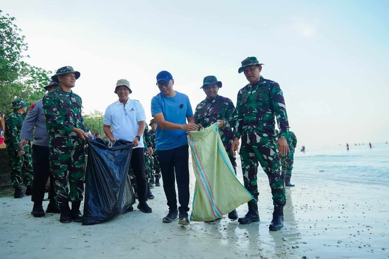 Gotong Royong Massal di Pantai Pasir Putih, Gubernur Mirza Tekankan Perubahan Perilaku Menurut Mirza, upaya menjaga kebersihan harus tumbuh menjadi kebiasaan dan karakter masyarakat Lampung agar mampu menciptakan lingkungan yang bersih, sehat, dan nyaman secara berkelanjutan. "Yang paling penting bukan tentang instruksinya, tapi bagaimana kita mengubah kebiasaan. Ingin menjaga kebersihan itu adalah bagian dari sifat-sifat kita, orang Lampung," ujar Gubernur. Ia menilai gotong royong massal bukan sekadar kegiatan seremonial, tetapi menjadi sarana membangun kesadaran kolektif masyarakat untuk menjaga kebersihan kawasan pesisir sebagai aset bersama. Gubernur mengatakan, kawasan pantai merupakan salah satu identitas Provinsi Lampung sekaligus daya tarik utama sektor pariwisata. Karena itu, kebersihan dan keindahan pesisir harus dijaga secara konsisten oleh seluruh elemen masyarakat. "Ketika orang menyebut Lampung, selain gajah, tentu yang diingat adalah pantai. Seluruh orang datang berwisata ke Lampung alasannya adalah melihat pantai," katanya. Menurut Mirza, penataan kawasan pesisir menjadi bagian dari visi "Bersama Lampung Maju Menuju Indonesia Emas 2045." Ia menegaskan bahwa kemajuan daerah tidak hanya diukur dari pembangunan fisik, tetapi juga dari kualitas lingkungan dan budaya masyarakat. "Lampung bukan hanya maju di bidang infrastruktur. Tapi Lampung harus bersih, pesisirnya terjaga dengan indah, lingkungannya harus aman," tegasnya. Ia berharap semangat gotong royong yang dibangun melalui Gerakan Radin Inten Asri mampu melahirkan masyarakat yang kompak, sehat, serta memiliki kepedulian tinggi terhadap lingkungan. Nilai tersebut sejalan dengan filosofi ASRI, yakni Aman, Sehat, Resik, dan Indah. Dalam kesempatan itu, Gubernur juga mengapresiasi sinergi Pemerintah Provinsi Lampung bersama Kodam XXI/Radin Inten dalam penataan kawasan Pantai Pasir Putih. "Terima kasih kepada Pak Pangdam telah merevitalisasi Pasir Putih agar kembali menjadi kebanggaan masyarakat Provinsi Lampung seperti 20 hingga 30 tahun yang lalu," ujarnya. Sementara itu, Pangdam XXI/Radin Inten Mayjen TNI Kristomei Sianturi menyatakan TNI siap mendukung berbagai program pemerintah daerah yang bertujuan meningkatkan kualitas lingkungan dan kesejahteraan masyarakat. Menurutnya, lingkungan yang bersih tidak hanya berdampak pada kesehatan masyarakat, tetapi juga meningkatkan daya tarik pariwisata dan aktivitas ekonomi di kawasan pesisir. Ia berharap revitalisasi kawasan yang kini dikenal sebagai Radin Inten Beach dapat menghidupkan kembali fungsi pantai sebagai ruang publik yang nyaman, destinasi wisata unggulan, serta pusat kegiatan masyarakat. Kegiatan gotong royong tersebut diikuti jajaran Forkopimda Provinsi Lampung, Sekretaris Daerah Provinsi Lampung Marindo Kurniawan, unsur perguruan tinggi, dunia usaha, komunitas, dan masyarakat yang bersama-sama membersihkan kawasan Pantai Pasir Putih. Melalui kegiatan ini, Pemerintah Provinsi Lampung berharap gerakan menjaga kebersihan tidak berhenti pada aksi gotong royong semata, tetapi menjadi perubahan perilaku yang mengakar dalam kehidupan masyarakat sehingga kawasan pesisir tetap bersih, indah, dan mampu mendukung kemajuan pariwisata serta kualitas hidup warga Lampung.