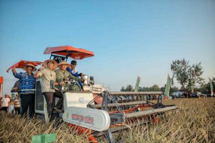 Gubernur Mirza Dampingi Pangdam XXI/Radin Inten pada Panen Raya TNI Terintegrasi di Lampung Tengah