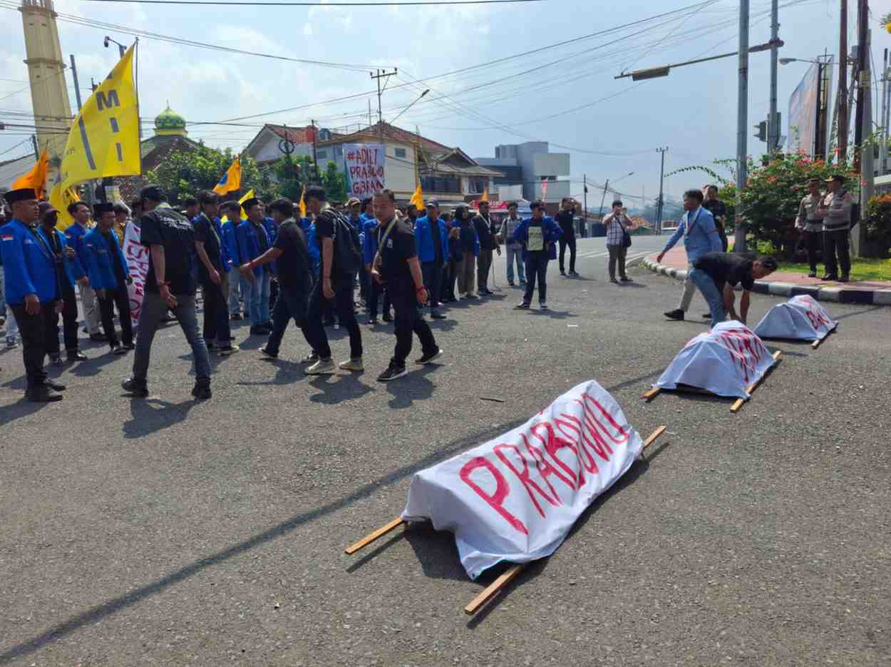 Keranda Mayat Warnai Demo PMII Lampung, Sampaikan Tujuh Gugatan
