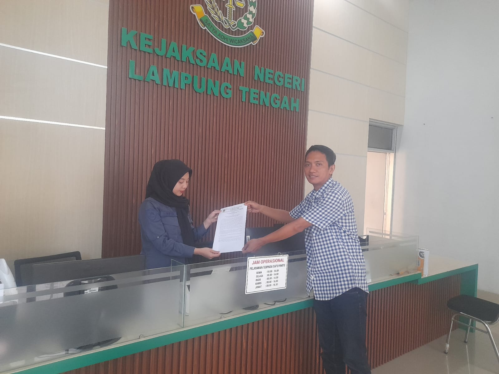 Dugaan Penyalahgunaan Anggaran, Dua Pejabat Sekretariat DPRD Lamteng Dilaporkan ke Kejaksaan