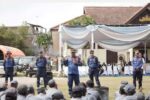 Tak Hanya Jaga Lingkungan, Satlinmas Bandar Lampung Dibekali Keterampilan Hadapi Bencana Pembekalan tersebut diberikan melalui rangkaian pelatihan peningkatan kapasitas yang digelar di Lapangan Kepayang, Gedung Herman HN, Kota Bandar Lampung, Jumat (25/9/2026). Dalam kegiatan itu, anggota Satlinmas mendapat pelatihan pemadam kebakaran dari Dinas Pemadam Kebakaran dan Penyelamatan. Mereka diberikan pengetahuan mengenai langkah awal menghadapi kebakaran, termasuk tindakan keselamatan dan penanganan awal sebelum mendapat penanganan lebih lanjut dari petugas. Selain kebakaran, anggota Satlinmas juga mendapat materi penanggulangan bencana dari Badan Penanggulangan Bencana Daerah (BPBD). Materi yang diberikan mencakup kesiapsiagaan, mitigasi serta langkah-langkah yang perlu dilakukan ketika terjadi bencana atau keadaan darurat di lingkungan masyarakat. Pembekalan ini diarahkan agar anggota Satlinmas memiliki kemampuan dasar untuk merespons kondisi darurat di lingkungan tempat mereka bertugas. Posisi Satlinmas yang berada dekat dengan masyarakat dinilai membuat kemampuan tersebut penting dimiliki. Pelatihan juga mencakup materi kepramukaan yang diberikan untuk mendukung pembentukan karakter, kedisiplinan, kerja sama dan kepemimpinan anggota. Rangkaian kegiatan tersebut menjadi bagian dari upaya meningkatkan kapasitas Satlinmas Bhakti Karya Kota Bandar Lampung agar lebih siap menghadapi berbagai kondisi yang membutuhkan respons cepat. Dengan pembekalan dari unsur pemadam kebakaran, BPBD dan kepramukaan, anggota Satlinmas diharapkan tidak hanya mampu menjalankan tugas perlindungan masyarakat, tetapi juga memiliki kesiapan dasar ketika menghadapi kebakaran maupun bencana di lingkungan sekitar.
