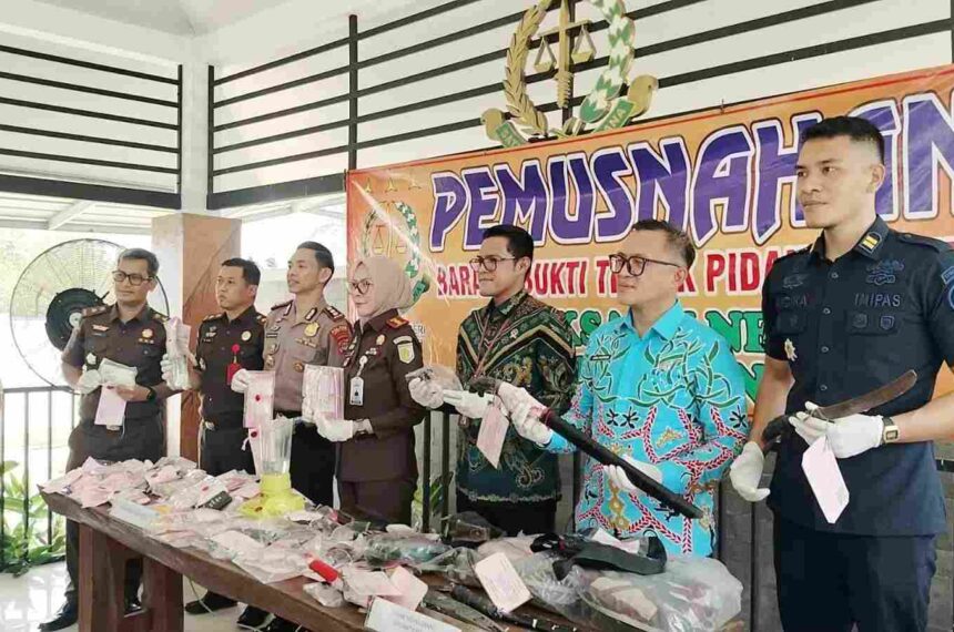 93 Perkara Inkracht, Kejari Lampung Tengah Musnahkan Barang Bukti