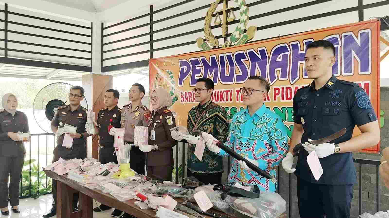 93 Perkara Inkracht, Kejari Lampung Tengah Musnahkan Barang Bukti